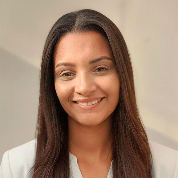 Larissa Trajano, assistente terapeutica voluntária do Instituto Efatá
