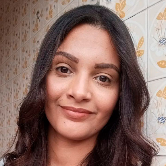 Larissa Trajano, assistente terapeutica voluntária do Instituto Efatá