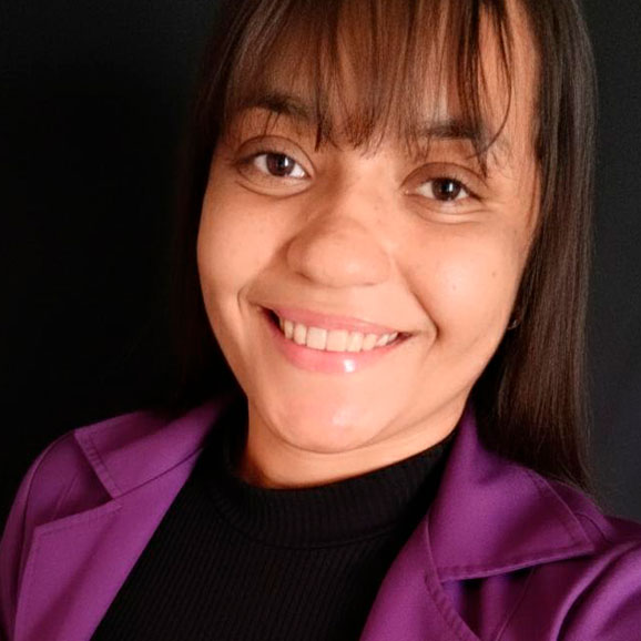 Ynara Matias, assistente terapeutica voluntária do Instituto Efatá